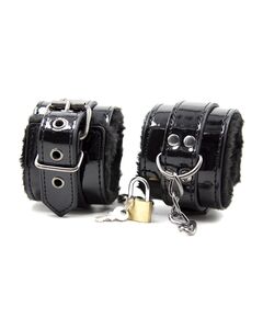 Черные лакированные наручники с меховой вкладкой 