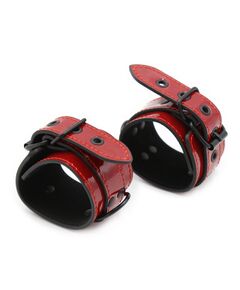 Красные лакированные оковы с карабином 