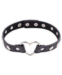 Чокер с сердечком на заклепках в форме ромбов 