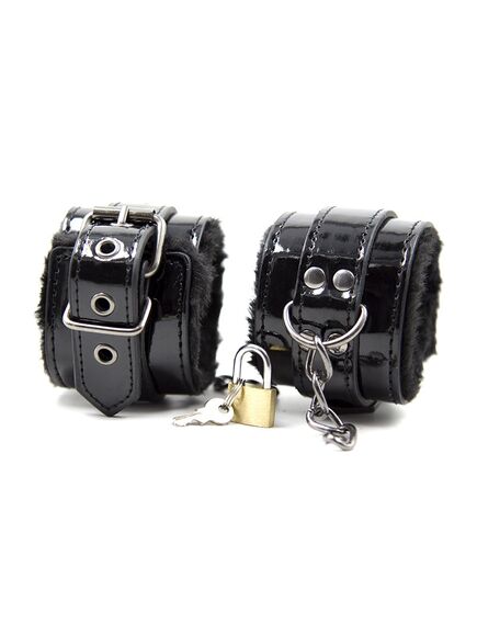 Черные лакированые наручники с меховой вкладкой 