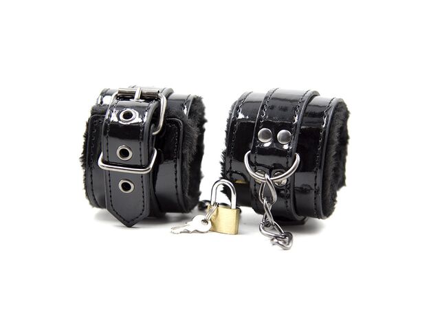 Черные лакированые наручники с меховой вкладкой 